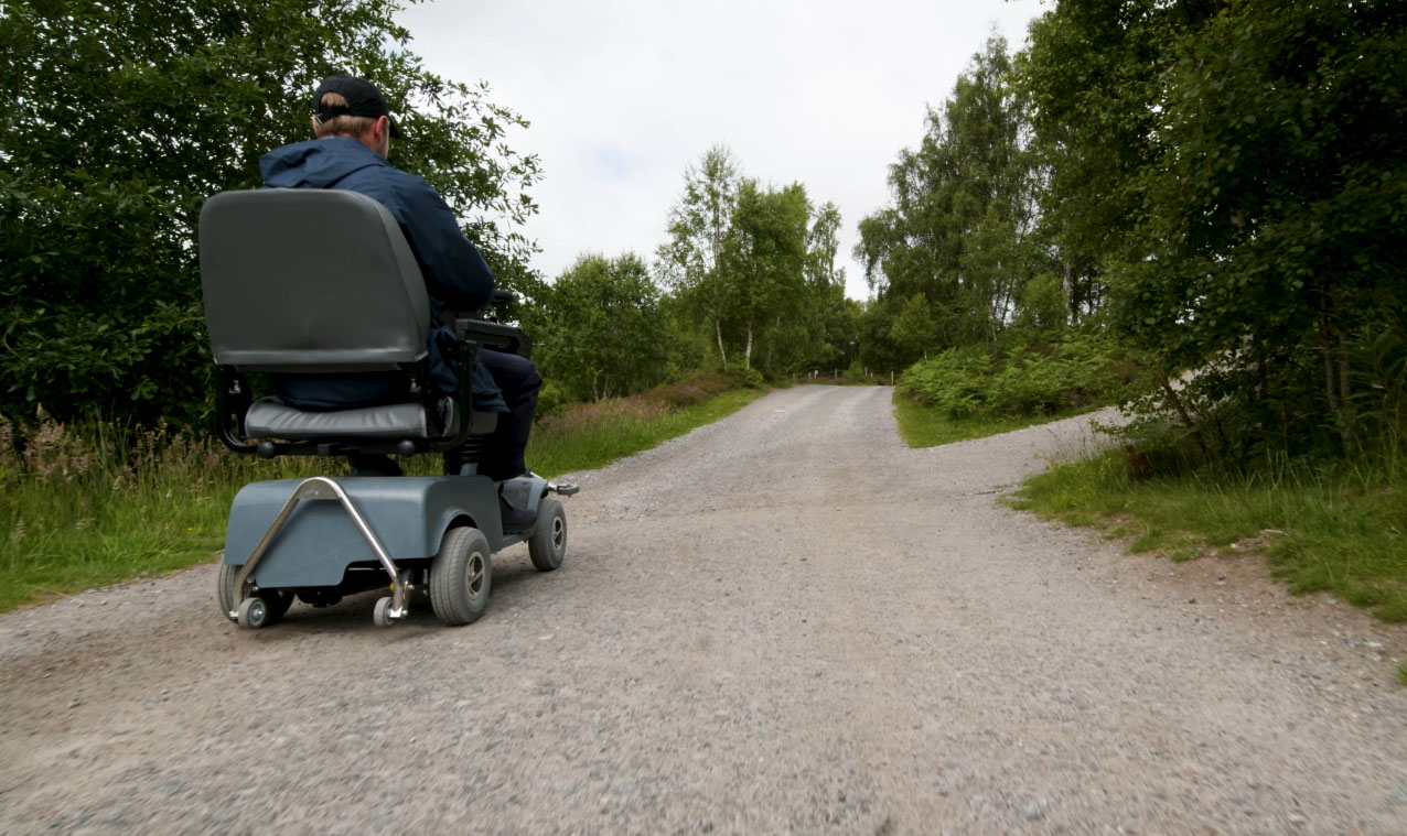 Visitor using a mobility scooter up to snow leopards IMAGE: FoSho 2023